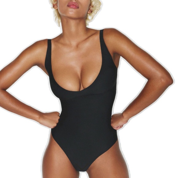 SKIMS Core Sculpt Plunge Thong Bodysuit/ Shapewear - Picture 4 of 7